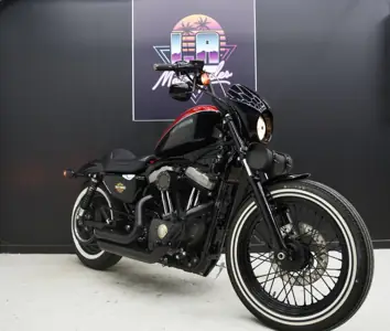Harley-Davidson Nightster - Vue principale noir et rouge